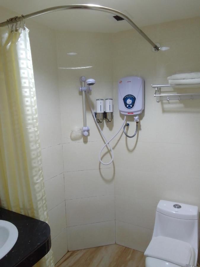 Super Oyo 90464 Borneo Suites Hotel Kota Kinabalu Exterior foto