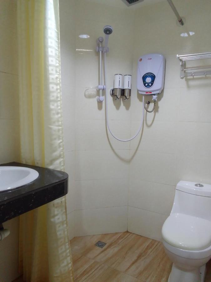 Super Oyo 90464 Borneo Suites Hotel Kota Kinabalu Exterior foto