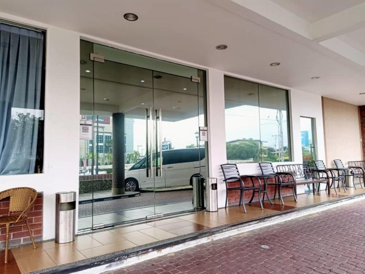 Super Oyo 90464 Borneo Suites Hotel Kota Kinabalu Exterior foto